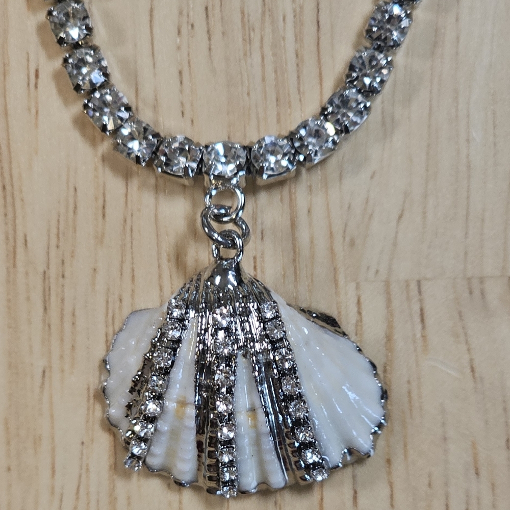 NWOT✨️Clam Shell Rhinestone Necklace - Picture 6 of 8